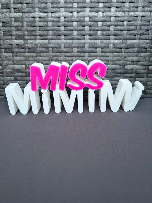 MISS MiMiMi Deko-Schriftzug | 3D Druck Schild 24 cm breit – personalisierte Geschenkidee