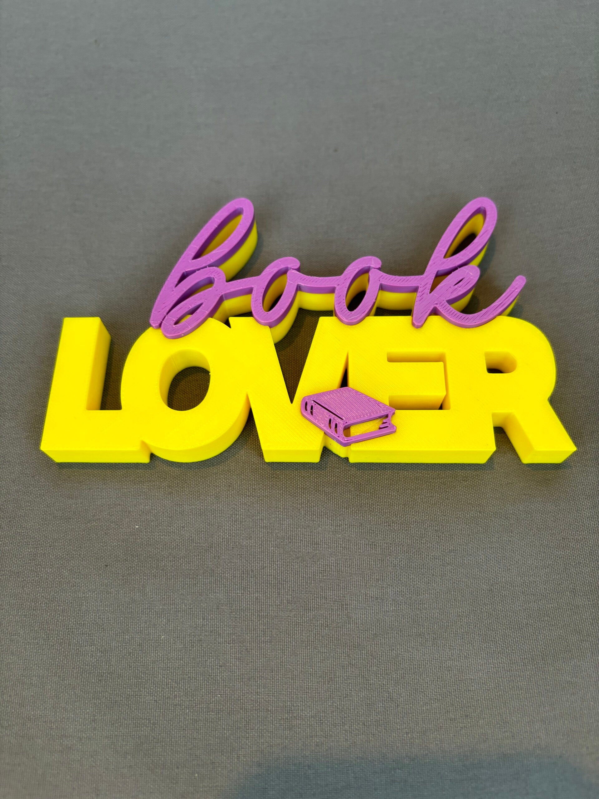 Book Lover Schriftzug – 3D Druck Deko | Geschenk für Leseratten & Bücherwürmer | Deko für Bücherregal | Handmade PLA | 13,5 x 7,8 cm