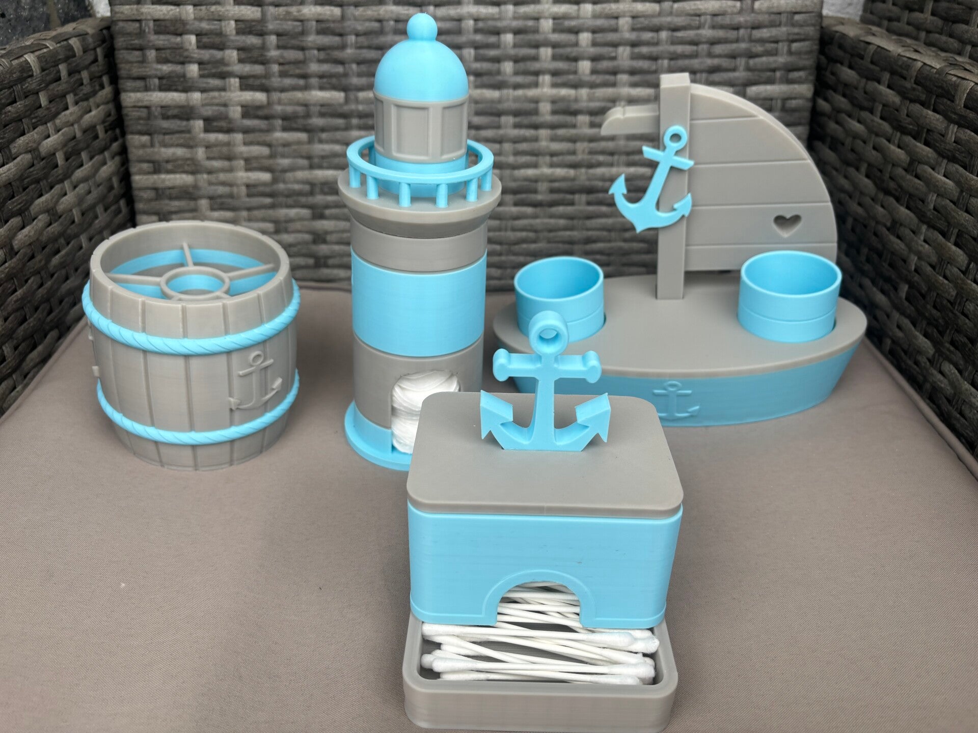 Maritimes Badezimmer-Set – 4-teilig | Leuchtturm, Segelboot, Ankerbox & Fass