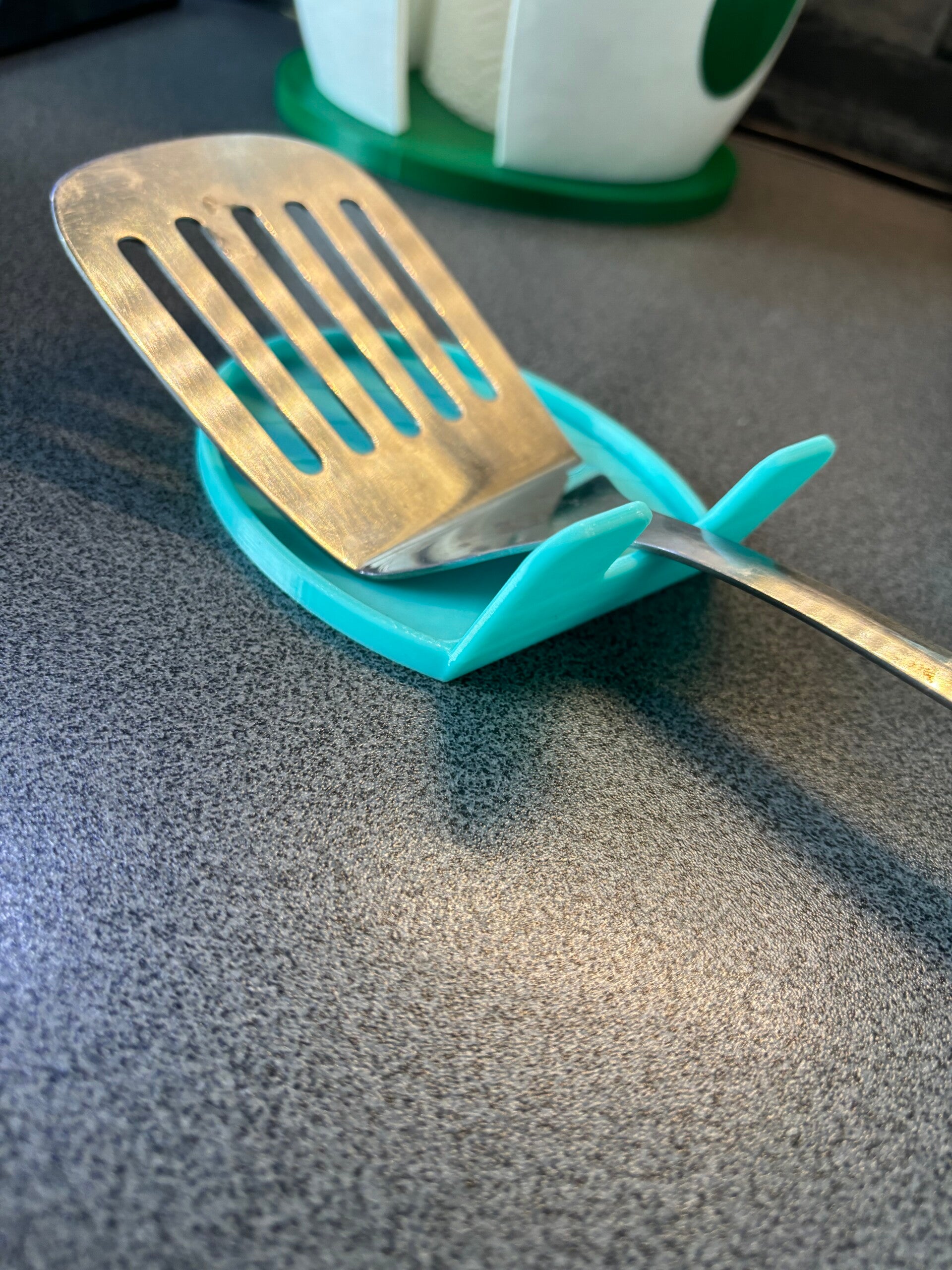 Praktische Löffelablage für Kochbesteck – Küchenhelfer aus Kunststoff, spülbar und handlich