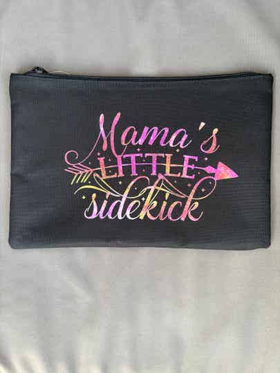 Kosmetiktasche Mama’s Little Sidekick – Täschchen mit Spruch – Geschenk für Mädchen & Kinder – Stiftetasche – Schminktasche personalisiert