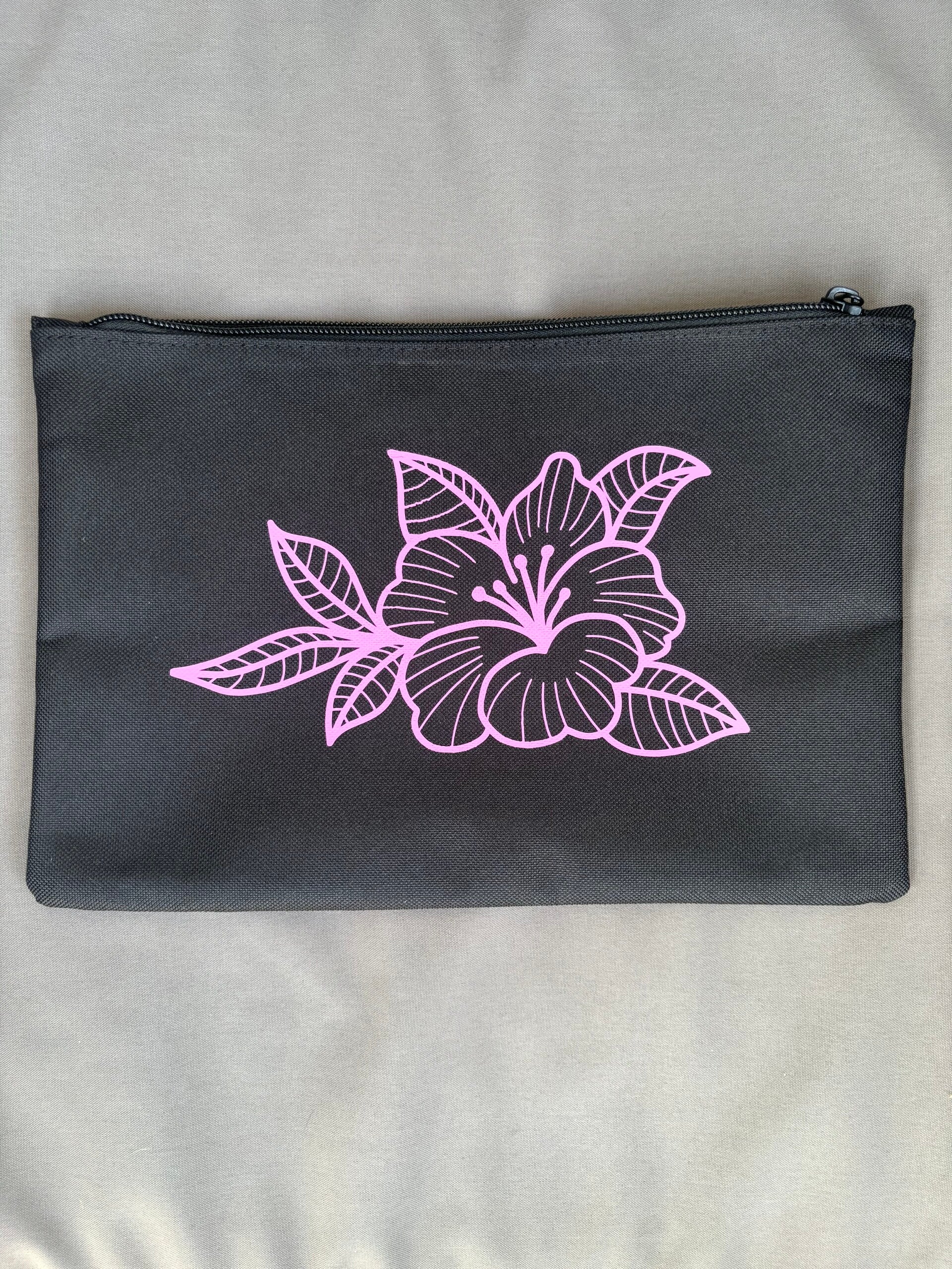 Kosmetiktasche mit Blume – Schminktasche mit Hibiskus Motiv – Täschchen mit floraler Deko – Geschenk für Frauen – Kulturbeutel Handmade