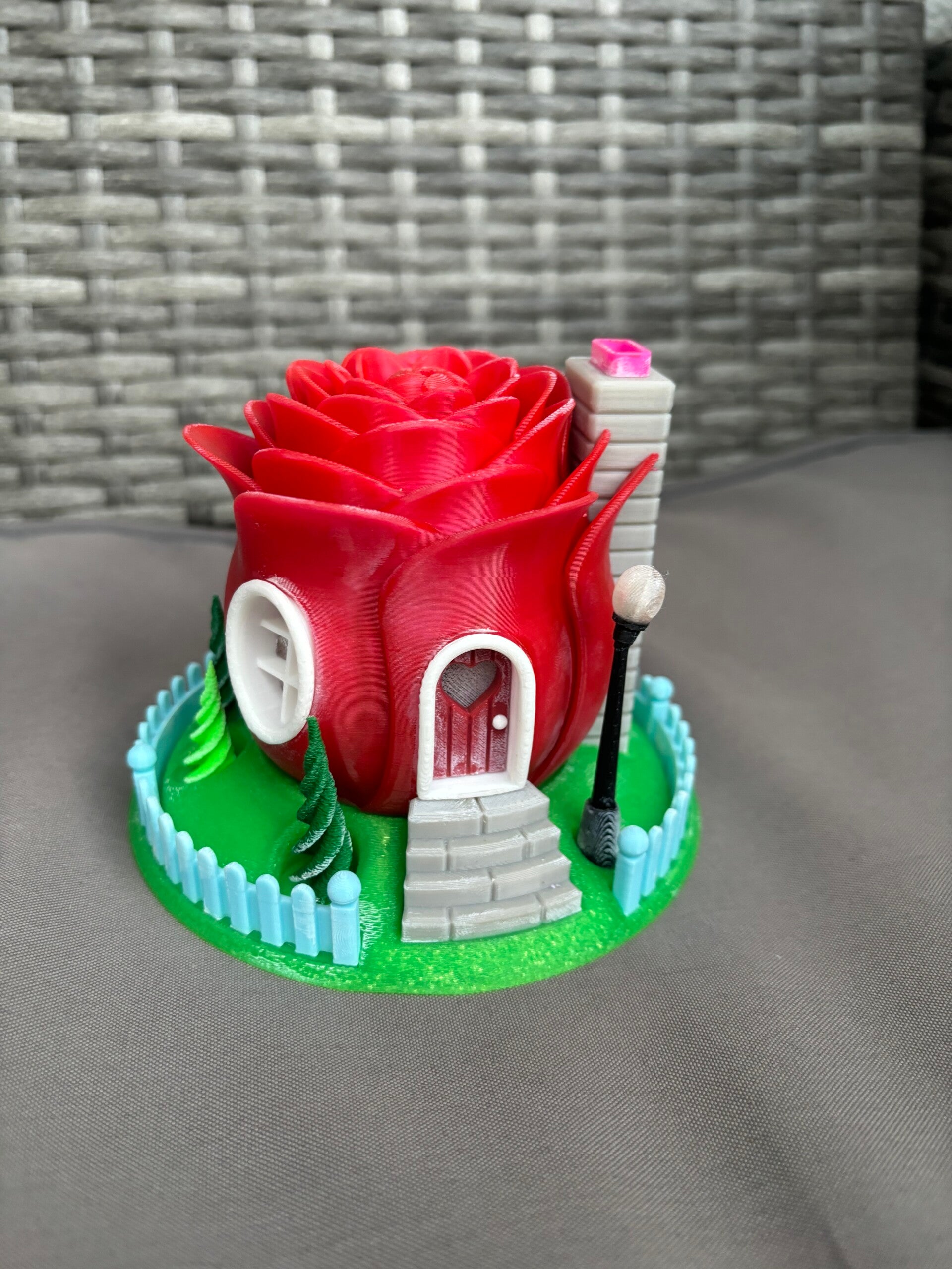 Märchenhaus Rose – Dekohaus mit LED Teelicht | Romantische 3D-Deko Lampe | Fairytale Rose House