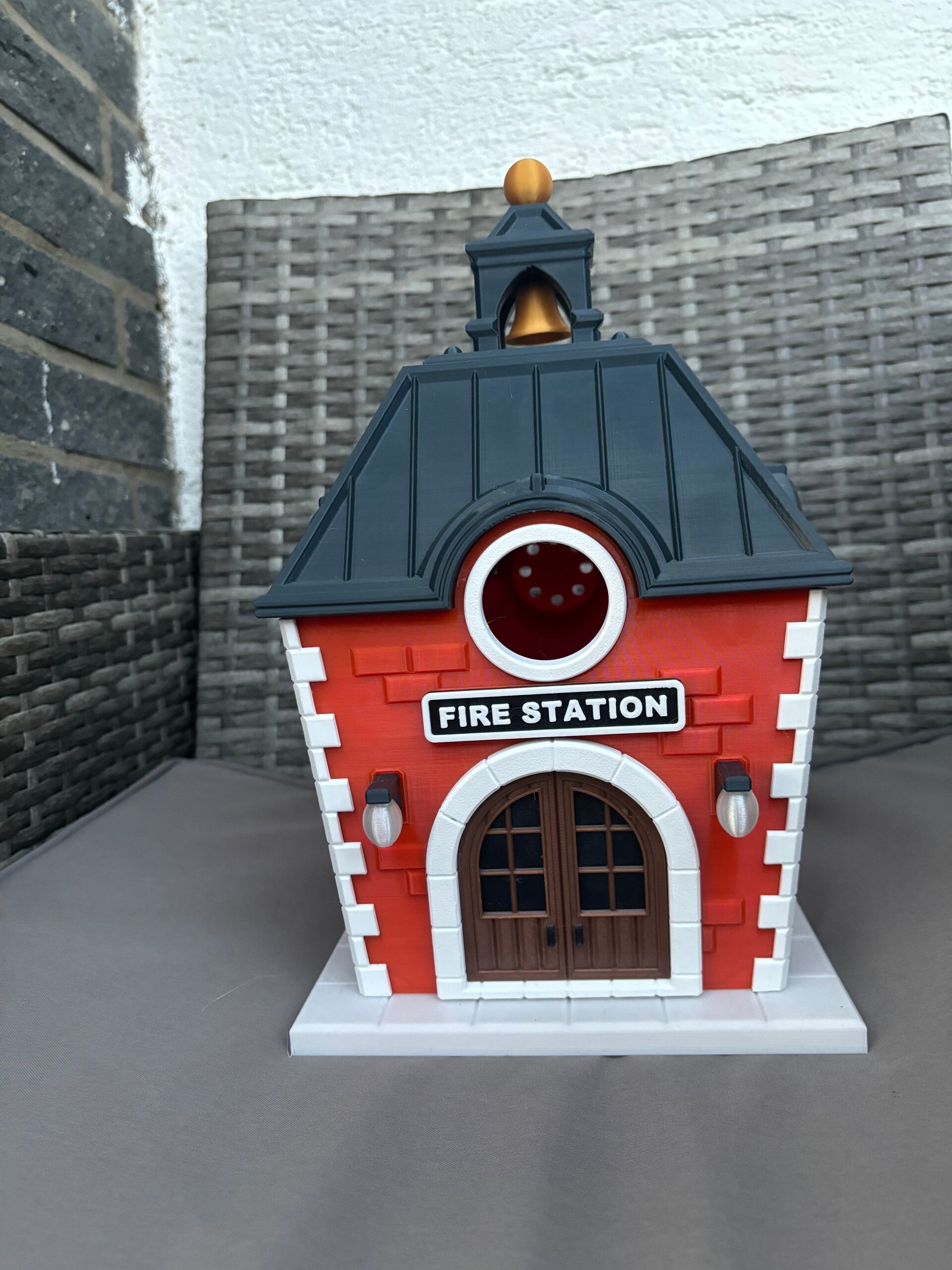 Vogelhaus Feuerwache – Wetterfestes Vogelhaus 16x16 cm, 25 cm hoch