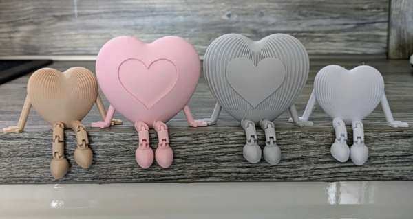 Personalisiertes Herz mit Beinchen – 3D-gedrucktes Dekor – Wunschfarbe, Design und Oberfläche wählbar