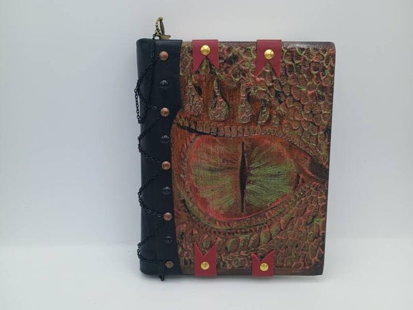 Liseuse couverture en bois impression laser et cuir style grimoire