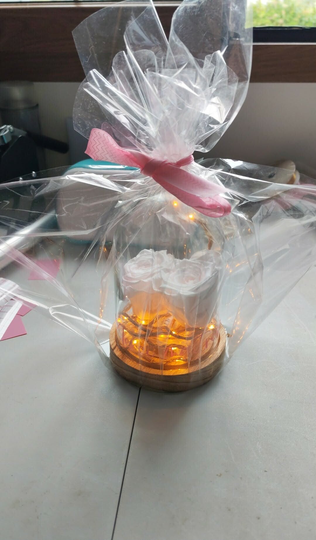 cloche en verre avec roses éternelle personnalisée