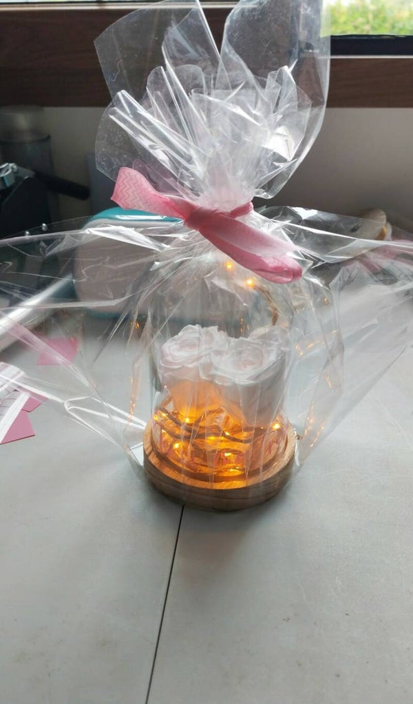 cloche en verre avec roses éternelle personnalisée