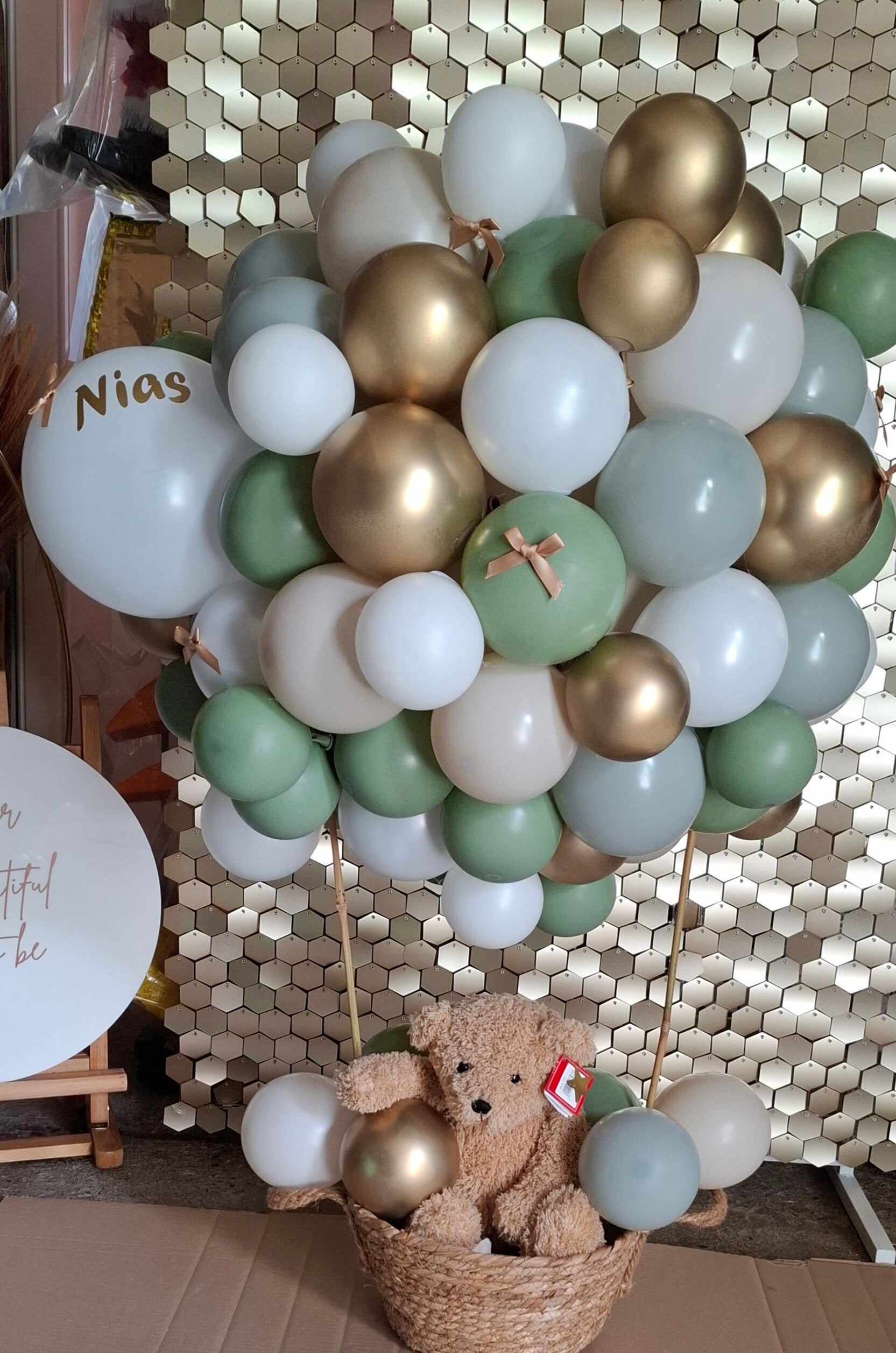 Luchtballon met knuffel als geboortecadeau