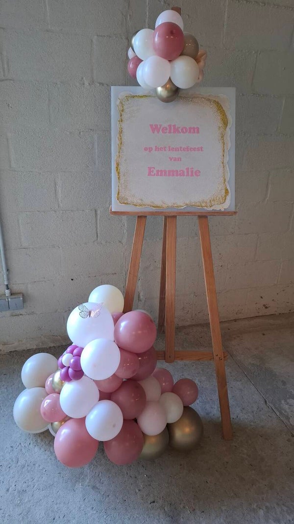 Welkomstbord op schildersezel met ballondeco