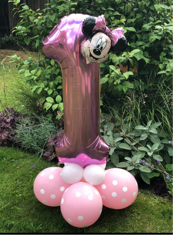Cijfer en kleine Minnie Mousse op voetje