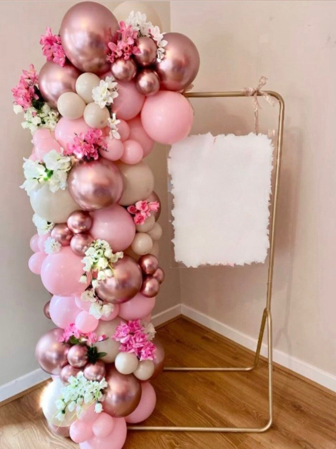 Welkomstbord op goudkleurig frame