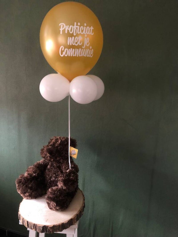 Beer met heliumballon communie