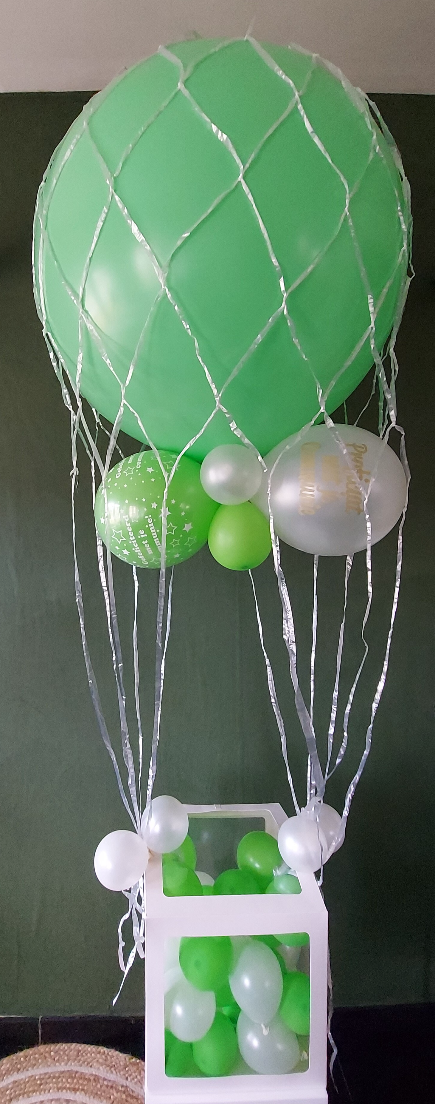 Luchtballon met cadeaubox