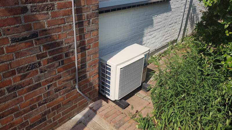 Buitenunit Airco op opstelblokken en tegen de buitengevel aan