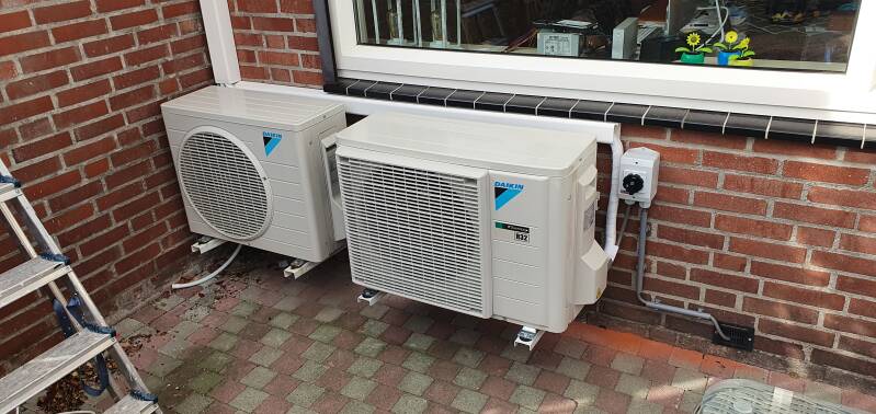 @ buitendunits naast elkaar tegen gevel onder raam