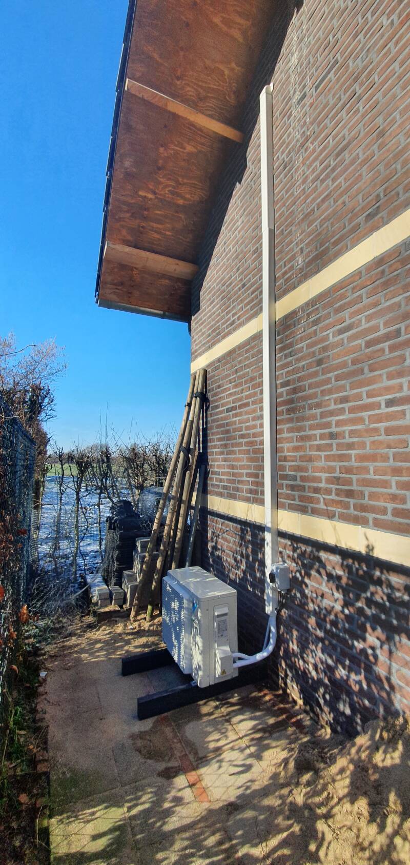 Buitendeel op opstelbalken tegen achterkant voilere