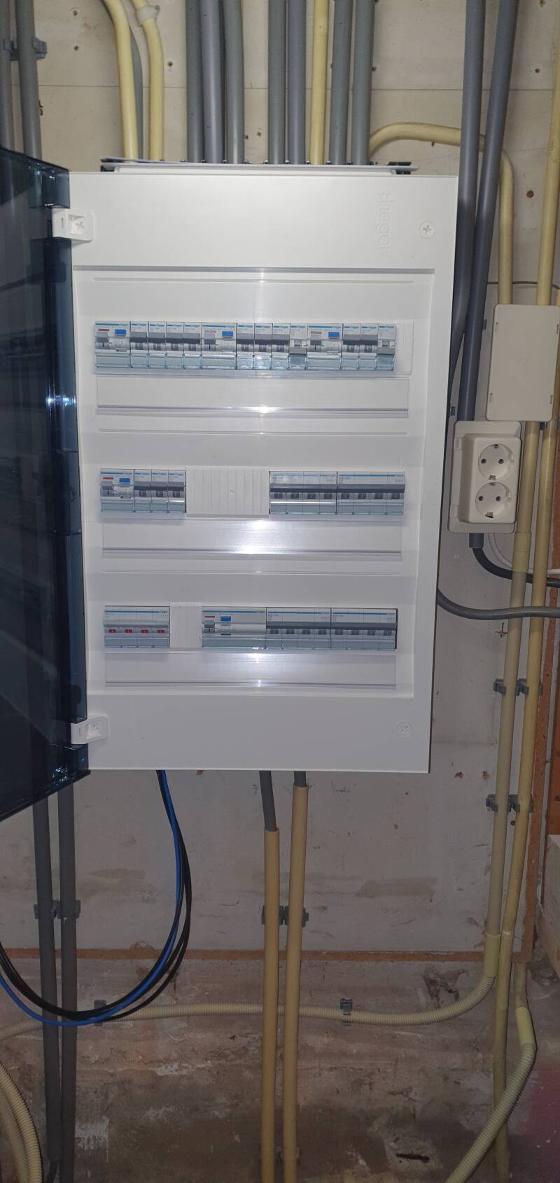 Zelfde hager meterkast met deksel en deur