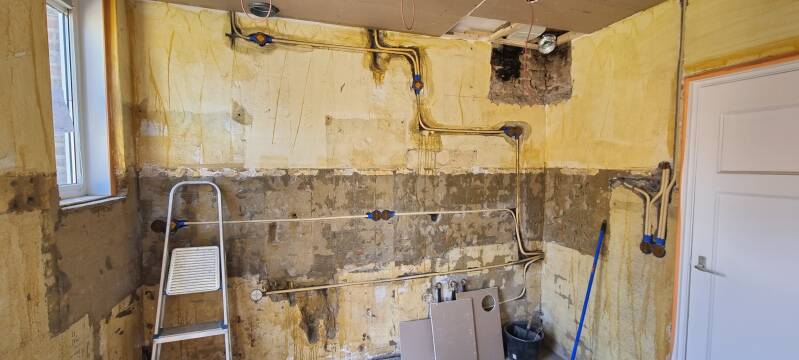 Electriciteits leidingen ingefreesd voor keuken