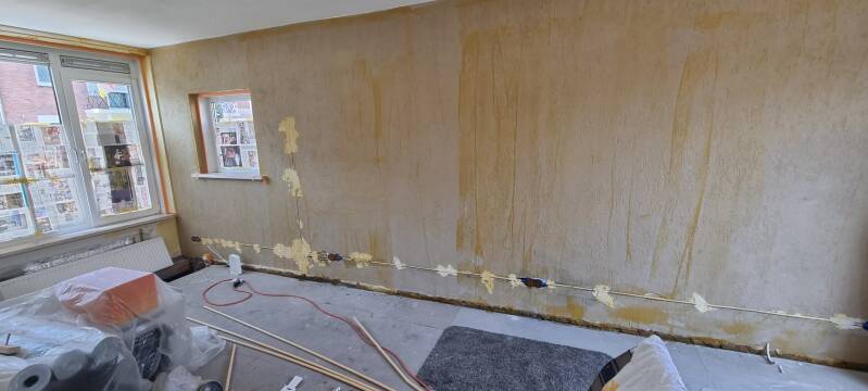 Electriciteitsleidingen ingefreesd in woonkamer muur 