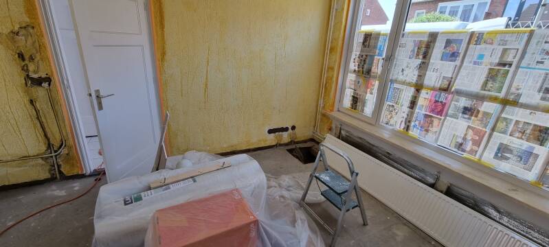 Electriciteitsleidingen ingefreesd in woonkamer muur. Andere kant 