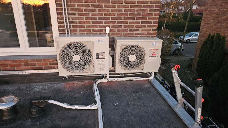 Airco en warmtepomp buitendelen broederlijk naast elkaar