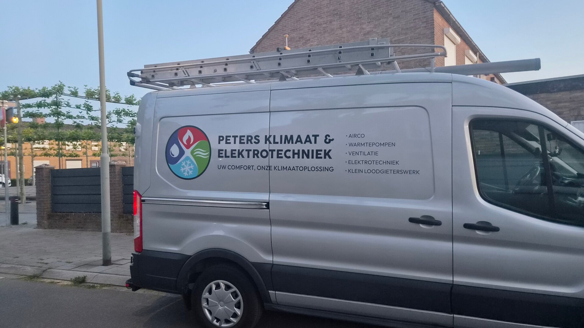 Bedrijfsbus met bestickering
