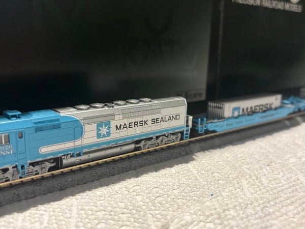 Kato n scale Maersk sdp40 locomotive w/well car set