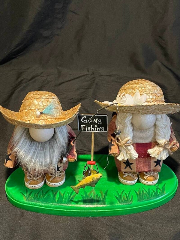 Fishing gnome set on platform