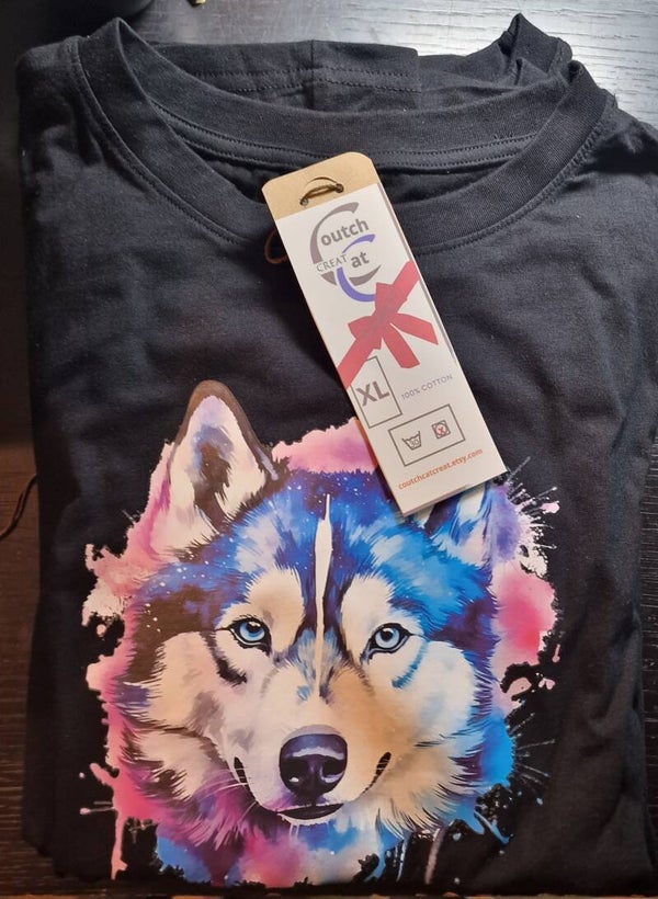 T-shirt Noir Coton "Cosmic Husky" — Illustration Loup / Husky Aquarelle Bleue & Rose | Style Wild & Streetwear