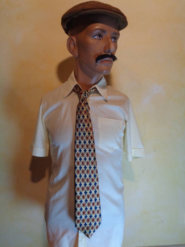 A1448 : cravate rouge et dorée