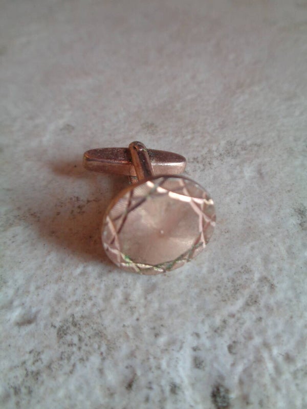 Bi2053 : Bouton de col cuivré