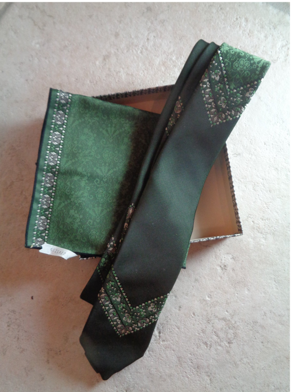 A3440 : Cravate verte et pochette assortie