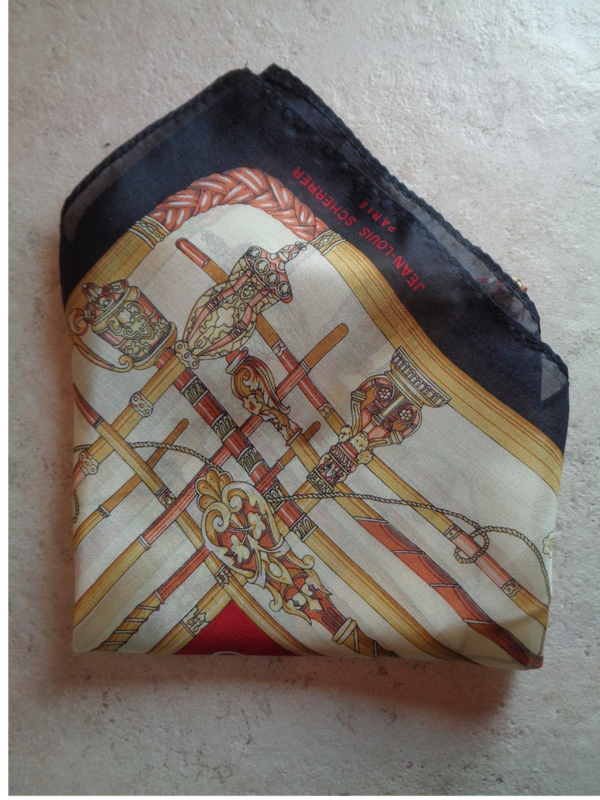 A3424 : Carré soie Jean Louis Scherrer