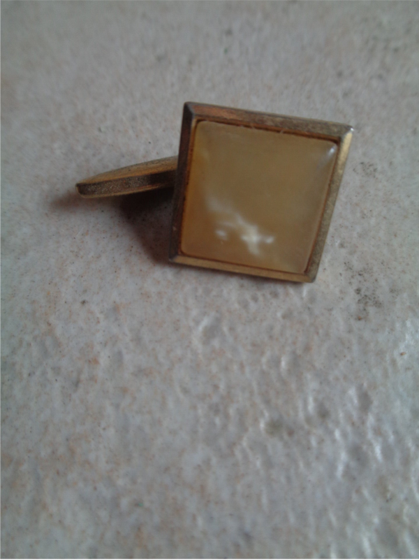 Bi2194 : Bouton de col nacré