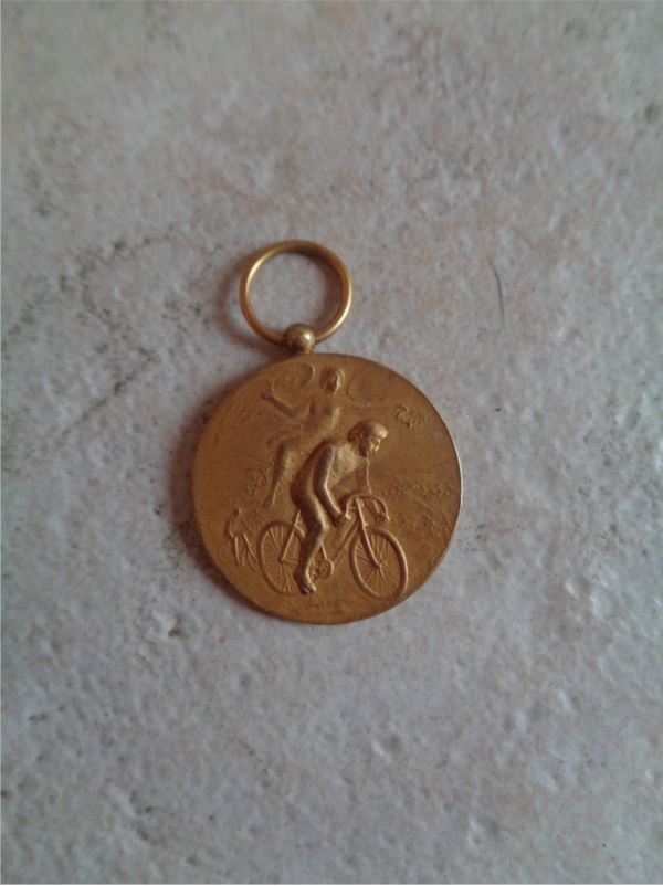 Bi2207 : Médaillon cycliste 1900