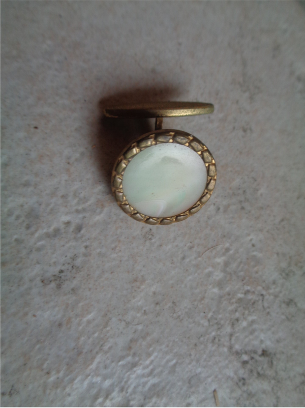 Bi2193 : Bouton de col nacré