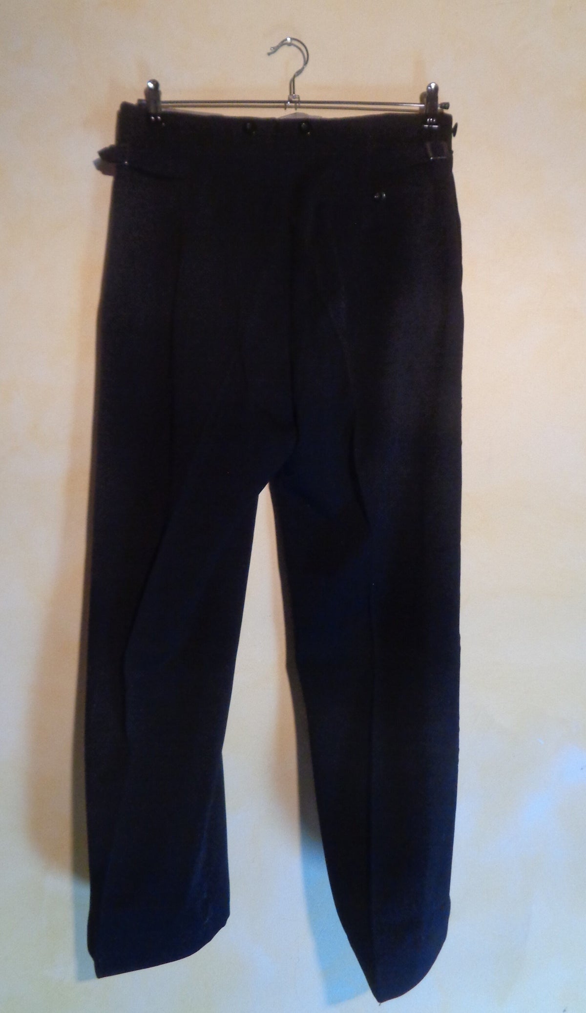 Pantalon De Jogging Noir Avec Liserés Blancs Et Rouges - Taille M - Occasion Très Bon état