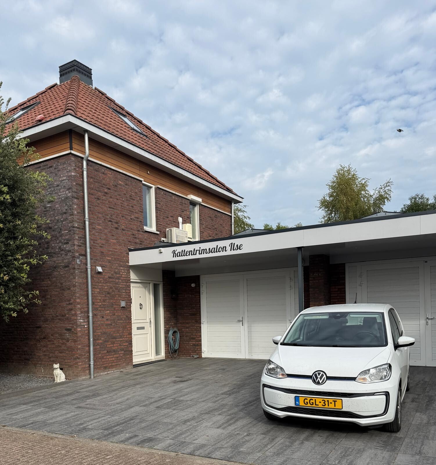 Je auto parkeren kan bij kattentrimsalon Ilse Steenbergen gewoon op de oprit vlak voor de kattentrimsalon