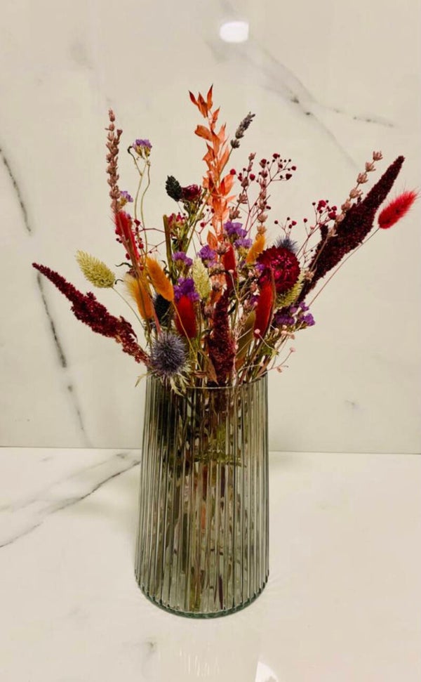 Gevulde vaas met droogbloemen.