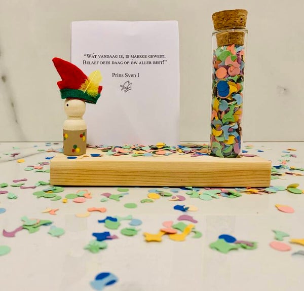 Prins  met plankje en confetti