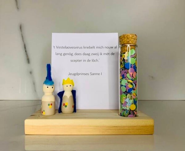 Prins, prinses, houtenplankje en kaartje.