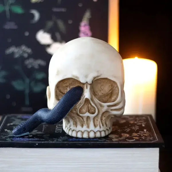 Figurine Ornementale Crâne Gothique avec Serpent