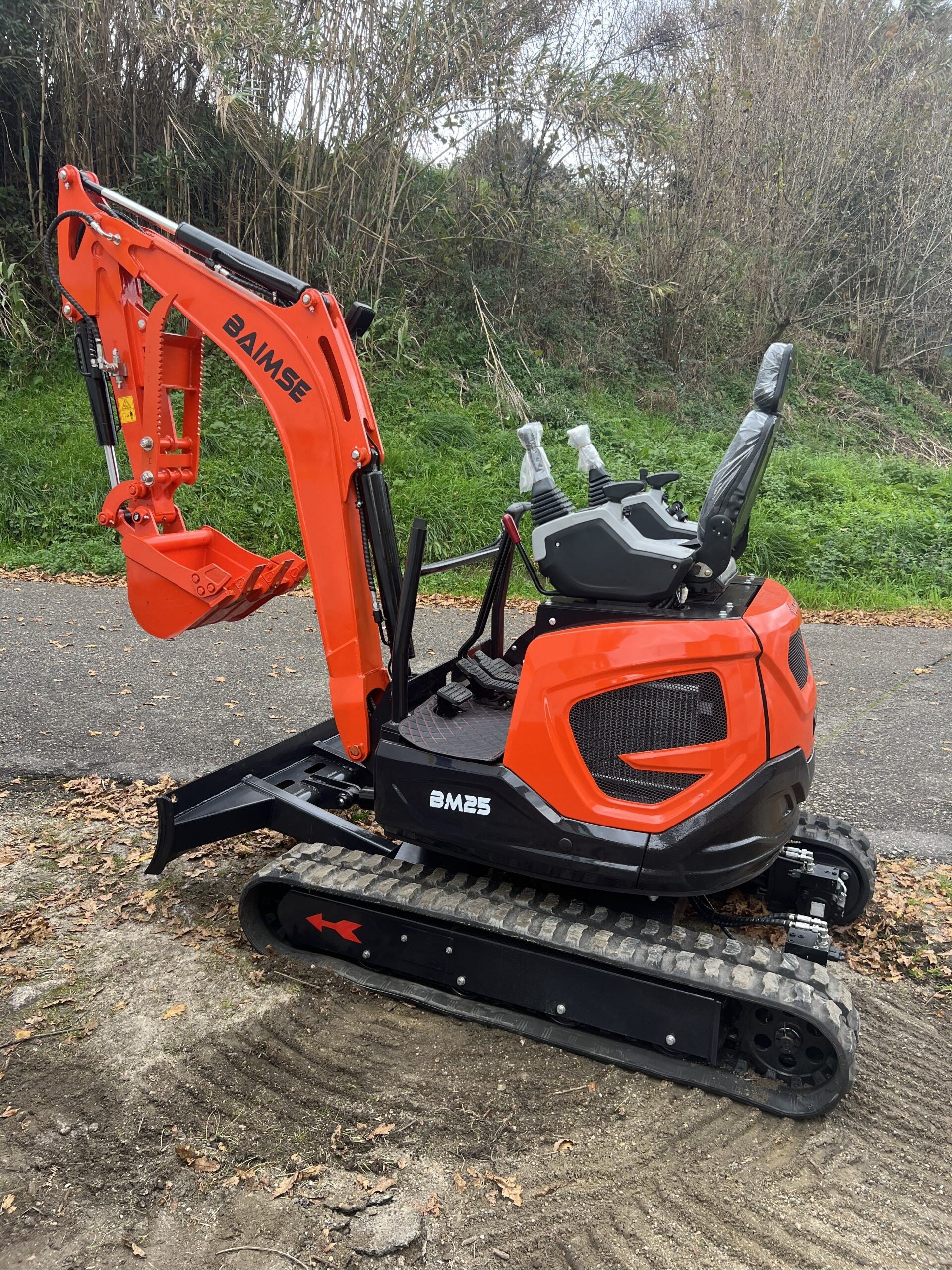 Mini Pelle Rotative Baimse 2500 kg, Moteur 3 Cylindres Kubota D1105 | Émeraude-Pelle