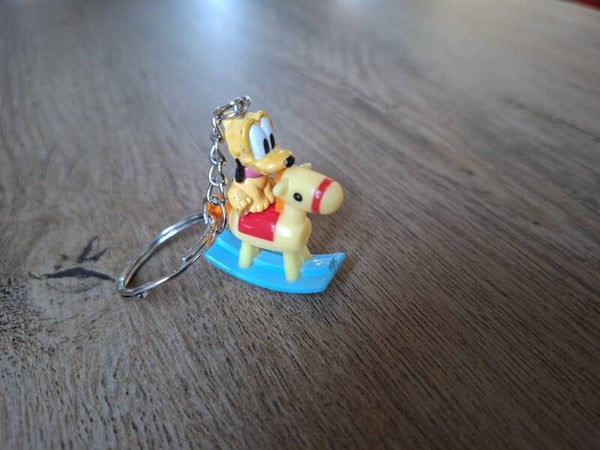 Sleutelhanger : DIsney : Baby Pluto op hobbelpaard !!