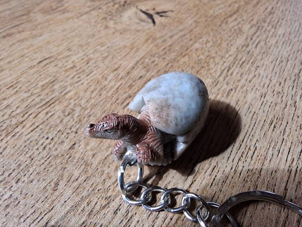 Sleutelhanger : Camptosaurus in Ei !!