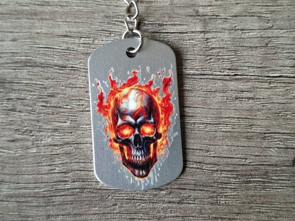 Sleutelhanger : Zilverkleurige Metalen Tag : Vuur Schedel !! 1