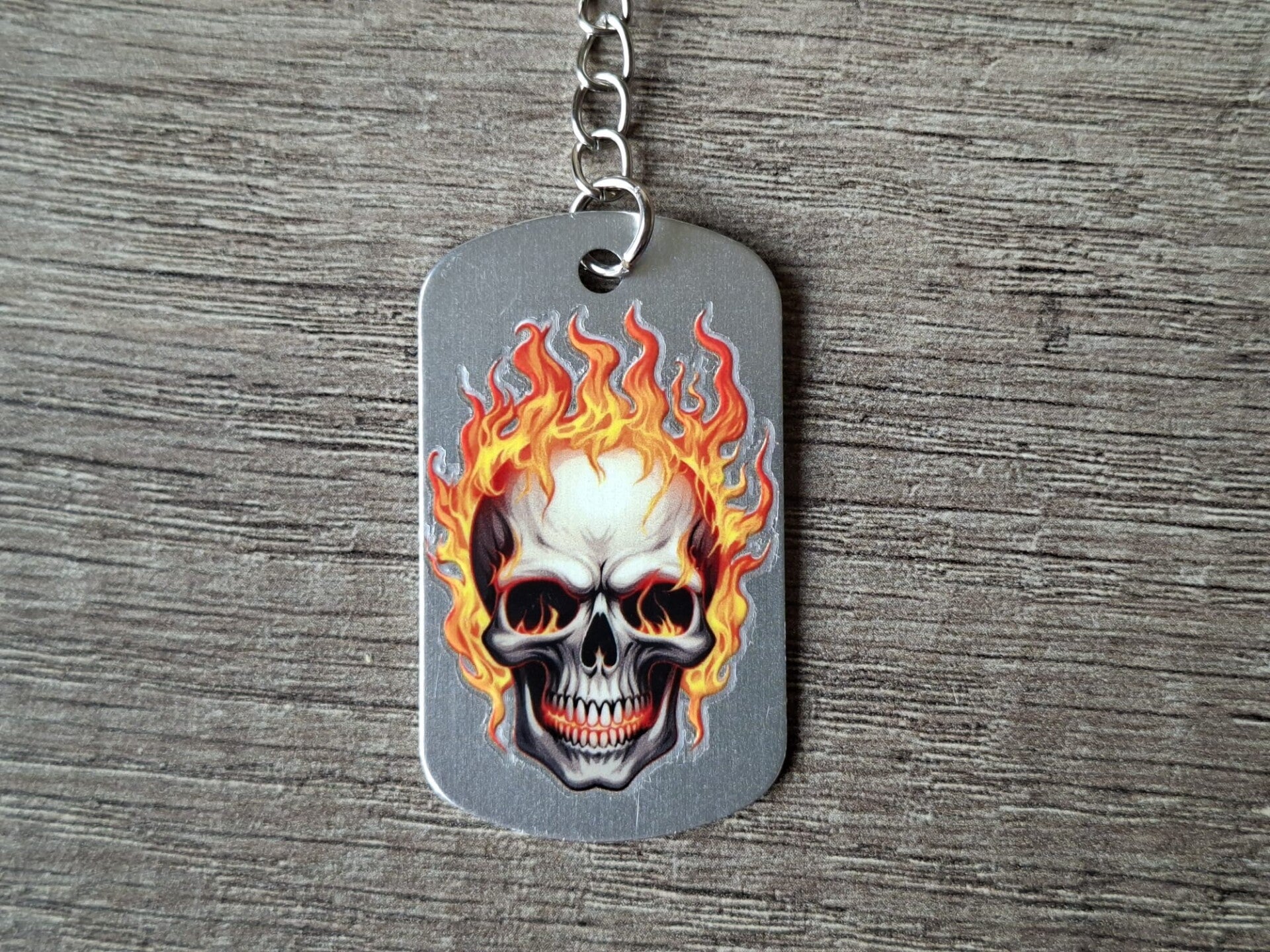 Sleutelhanger : Zilverkleurige Metalen Tag : Vuur Schedel !! 2