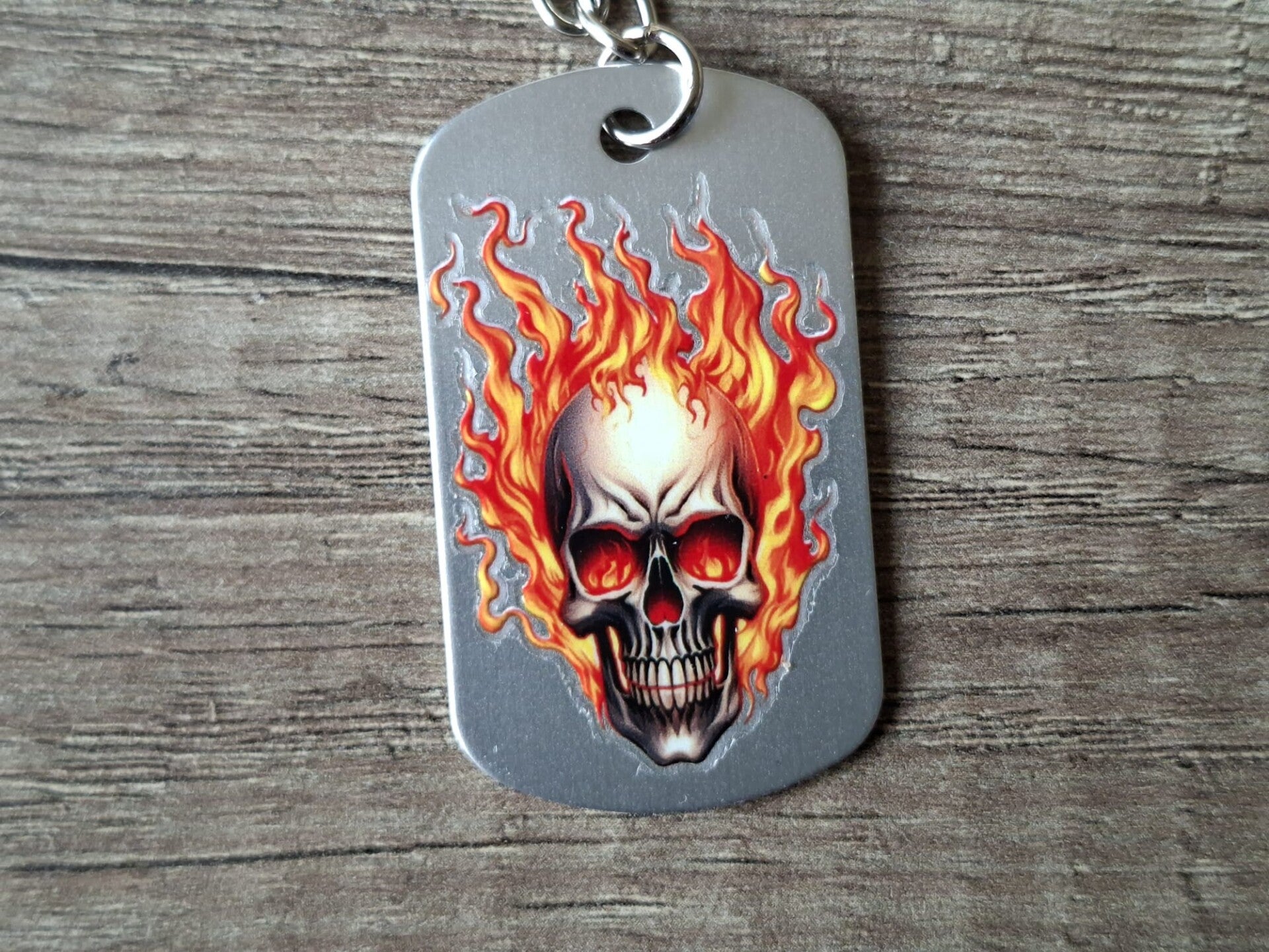 Sleutelhanger : Zilverkleurige Metalen Tag : Vuur Schedel !! 3