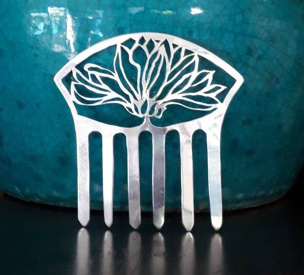 Chrysanthemum hair comb